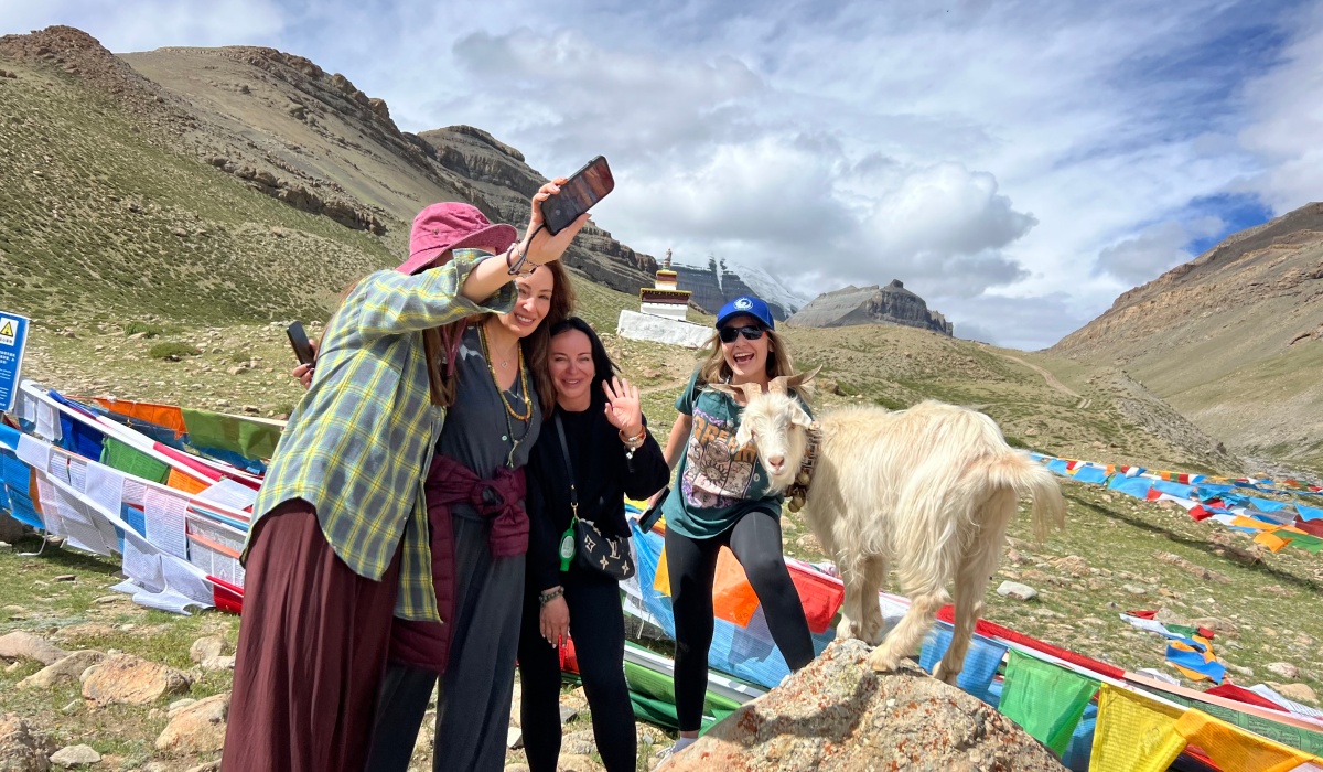 Reisende mit einer Ziege auf der Kailash-Kora
