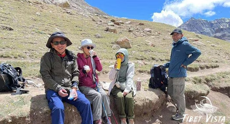 Tibetischer Guide serviert s&uuml;&szlig;en Tee w&auml;hrend des Kailash-Trekkings