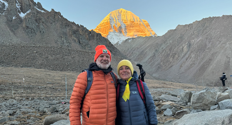 Sonnenuntergang &uuml;ber dem Gipfel des Mount Kailash im goldenen Licht