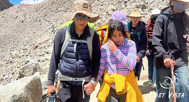 Tibetischer Guide unterst&uuml;tzt Reisenden bei der Mount-Kailash-Kora