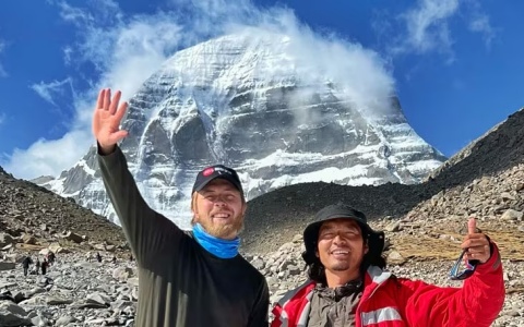 Reisender mit tibetischem Guide w&auml;hrend der Kailash-Kora in Tibet