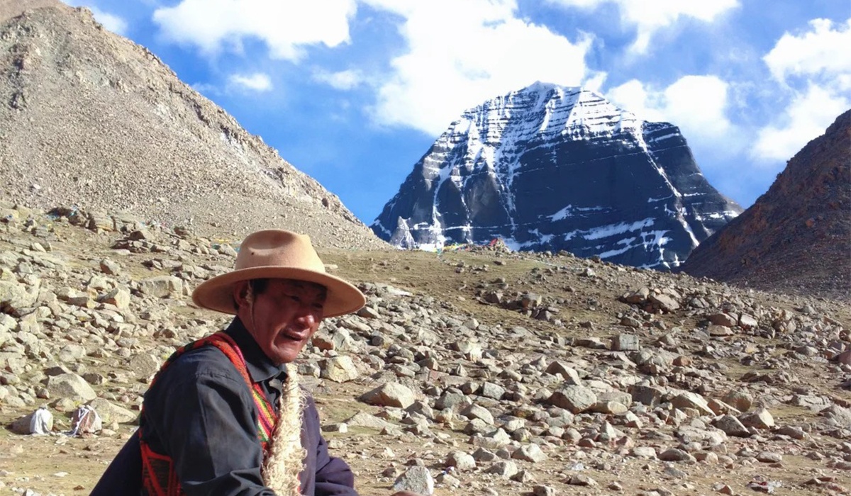 Tibetischer Pilger vor dem Mount Kailash