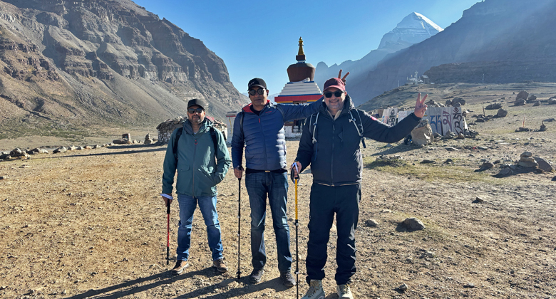 &Auml;lterer Reisegast wandert mit Trekkingst&ouml;cken auf der Mount Kailash Kora