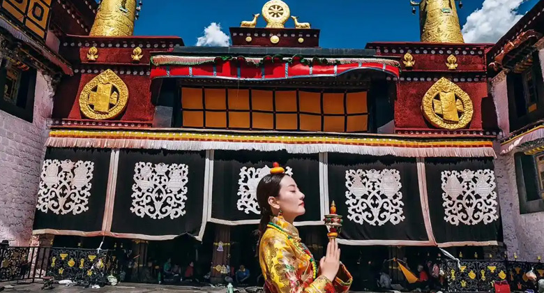 Tibetische Pilgerin betet vor dem Jokhang-Tempel in Lhasa w&auml;hrend des Saga Dawa Festivals
