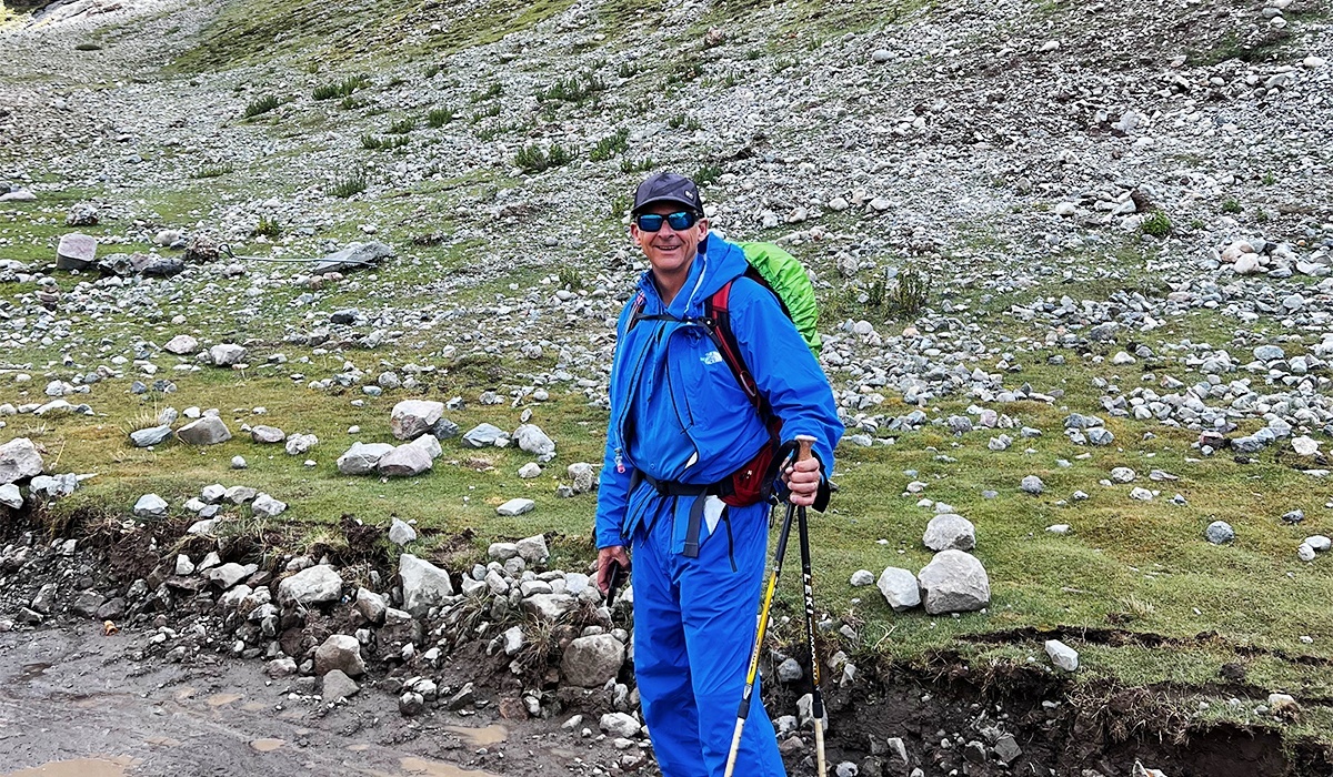 Wanderer mit Trekkingst&ouml;cken auf der Kailash-Kora