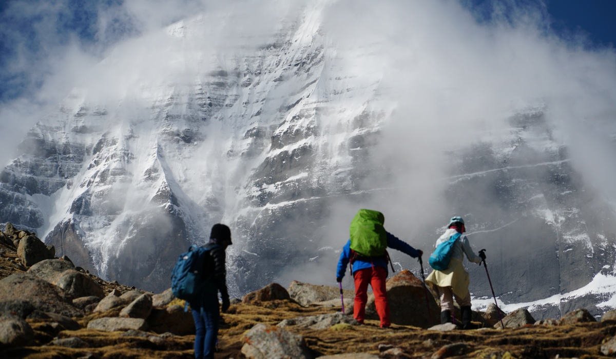 Wanderer vor dem schneebedeckten Mount Kailash