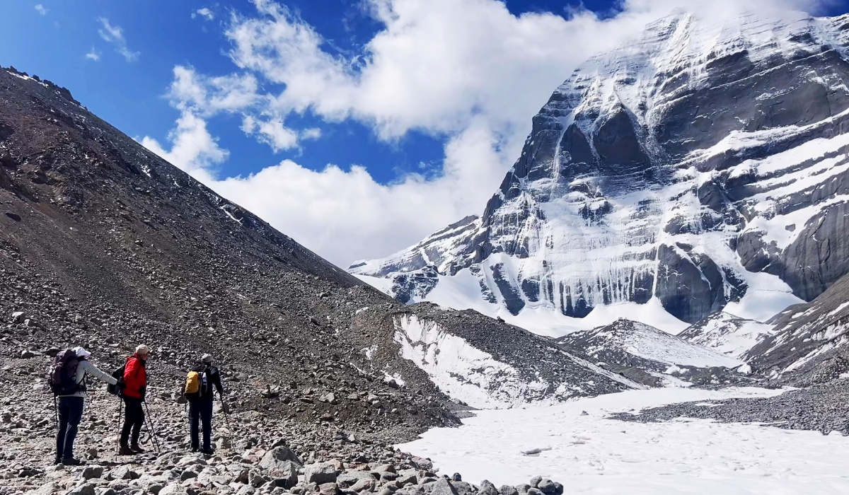 Wanderer vor dem Mount Kailash auf der Kailash-Kora