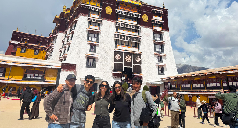 Es ist immer ratsam, eine Jacke mitzunehmen, wenn Sie den Potala-Palast besuchen, selbst im Sommer