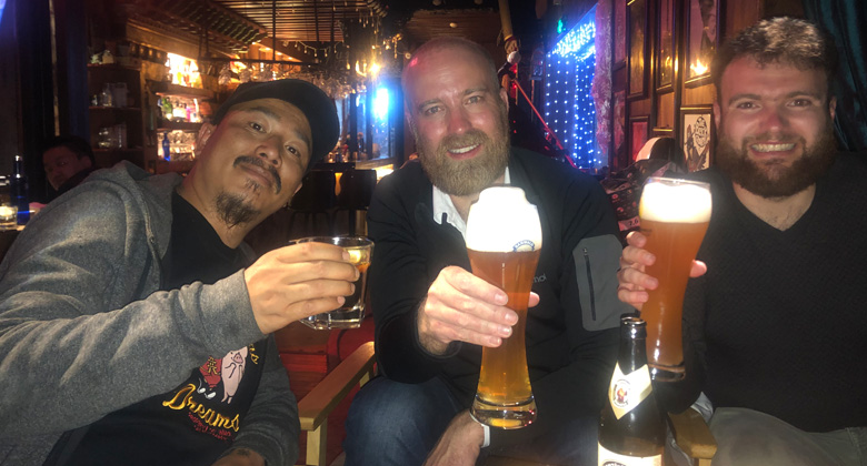 Erleben Sie das Nachtleben in einer gemütlichen Bar in Lhasa