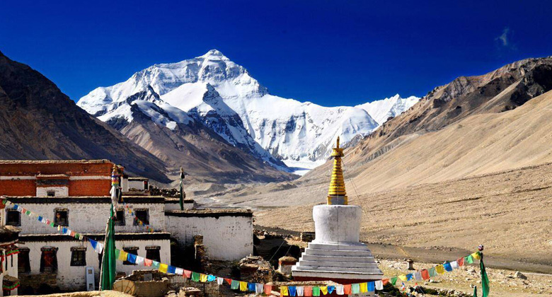 Einen großartigen Blick auf den Mount Everest vom Rongbuk-Kloster in Tibet genießen