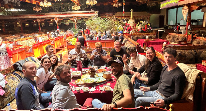 Tibetische Küche in einem Restaurant in Lhasa genießen