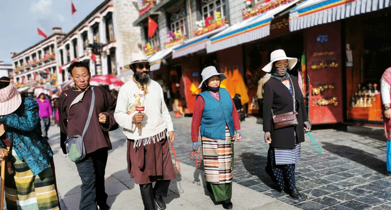 Local pilgrims Gehen Sie die Kora-Runde um den Jokhang-Tempel auf der Barkhor-Straße
