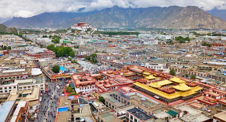 Luftaufnahme vom Stadtzentrum Chengguan Lhasa mit Blick auf das Lhasa-Tal