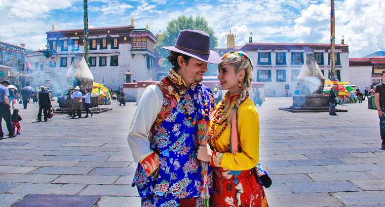 Besucher in traditioneller tibetischer Kleidung auf der Barkhor-Stra&szlig;e in Lhasa