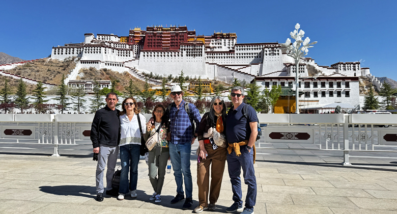 Besucher vor dem Potala-Palast in Lhasa