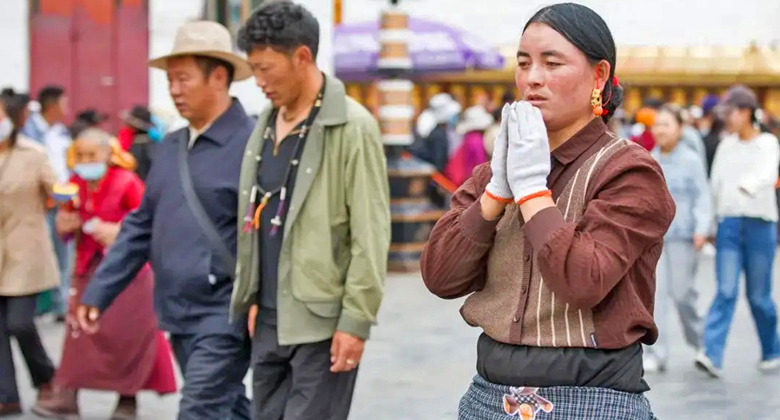 Tibetische Pilger bei vollst&auml;ndigen Niederwerfungen auf der Barkhor-Stra&szlig;e in Lhasa