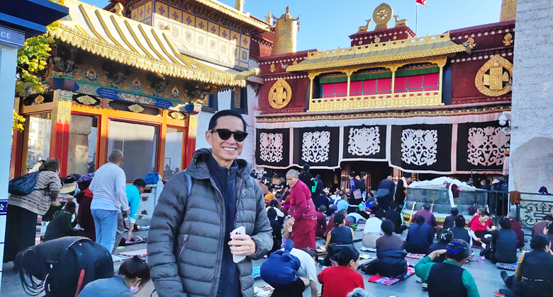 Pilger vor dem Jokhang-Tempel in Lhasa