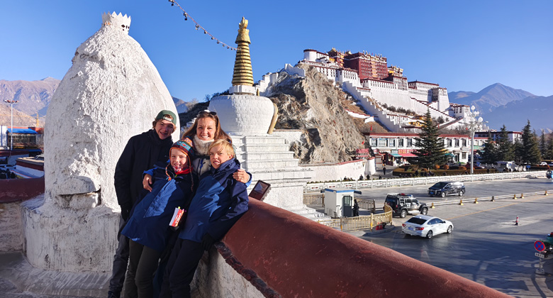 Unsere Gäste, eine fünfköpfige Familie, haben die perfekten Fotos vom Chakpori-Berg aufgenommen.