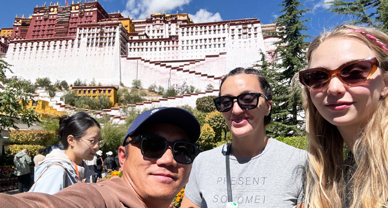 Denken Sie daran, Ihre Sonnenbrillen und Hüte vor dem Betreten abzunehmen.