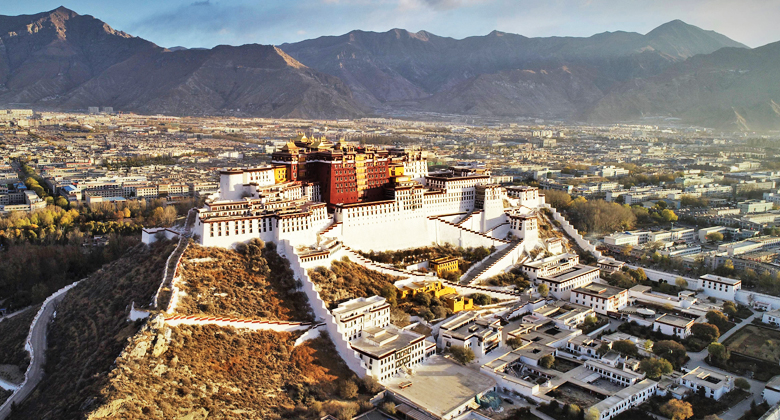 Der Potala-Palast im Lhasatal von Lhasa
