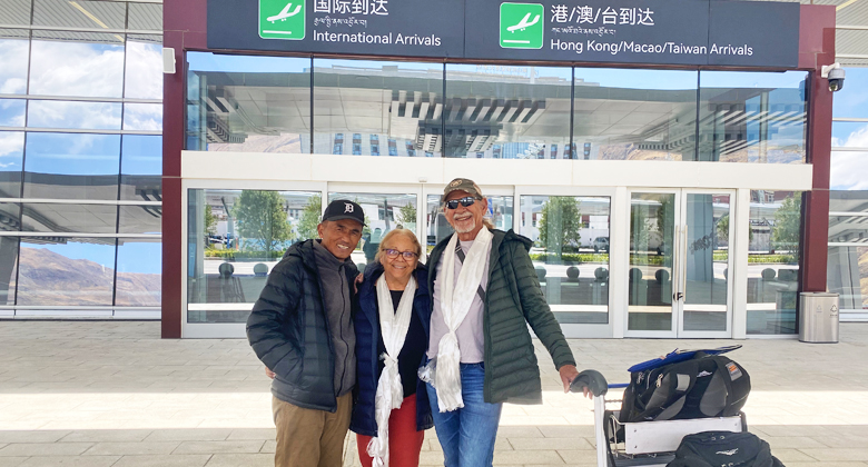 Reiseleiter begr&uuml;&szlig;t G&auml;ste bei der Abholung am Flughafen Lhasa Gonggar