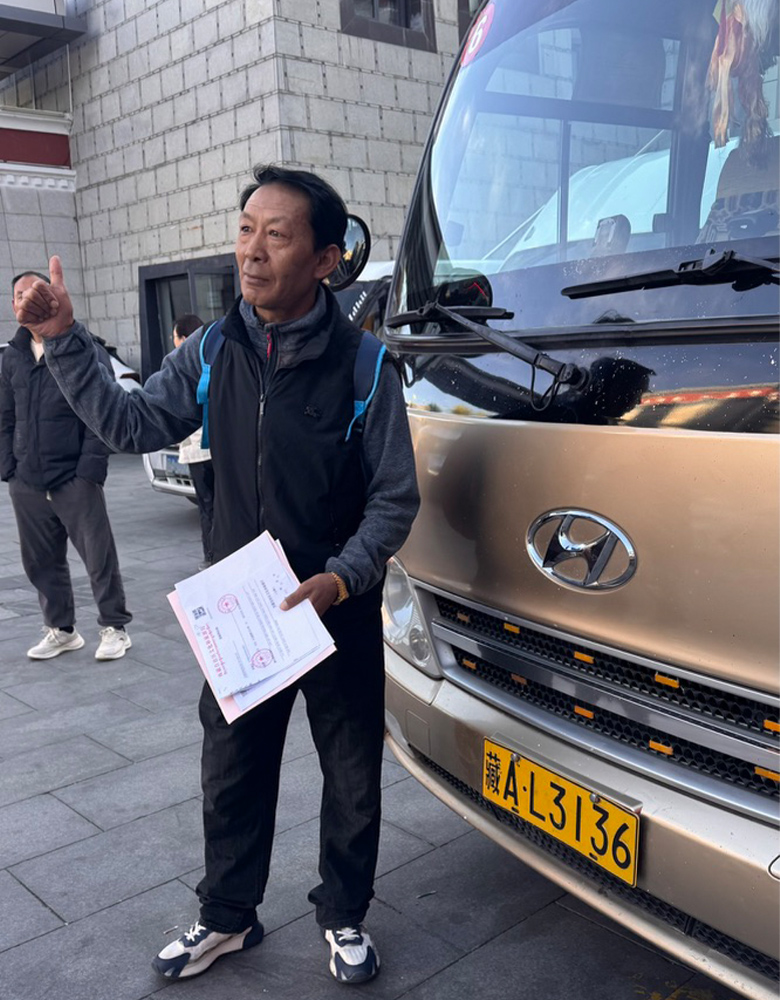 Tibet Vista Mitarbeiter empf&auml;ngt Reisende am Flughafen Lhasa