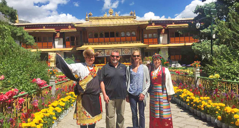 Norbulingka Sommerpalast in Chengguan Lhasa mit Reisenden in tibetischer Tracht