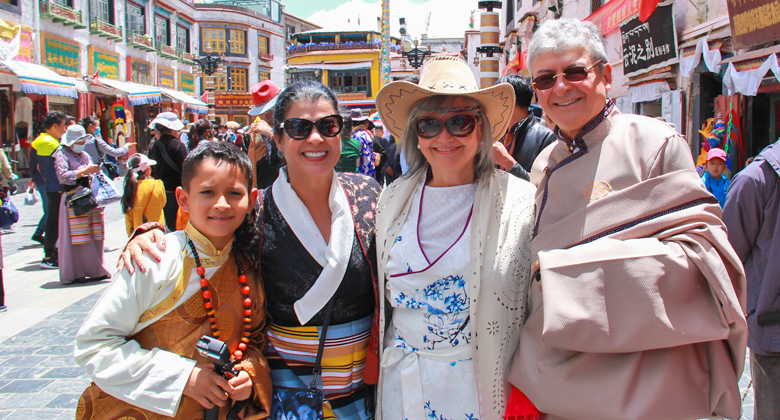 Traditionelle tibetische Kleidung in Lhasa anprobieren