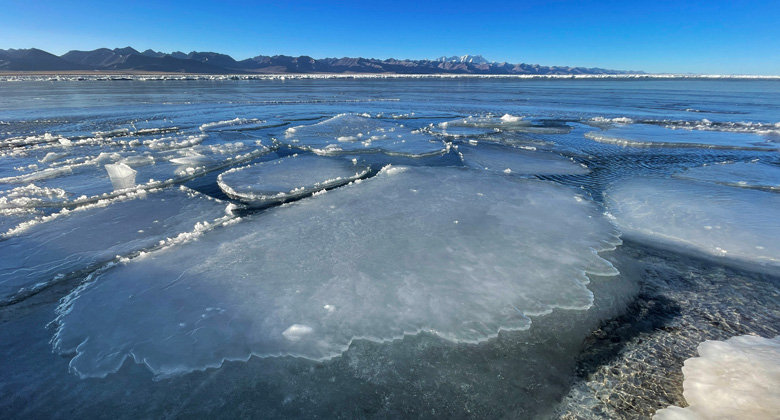Der Namtso-See im frühen Winter