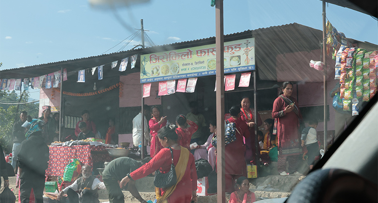 Stra&szlig;enszene in Nepal nach der Reise von Tibet nach Kathmandu