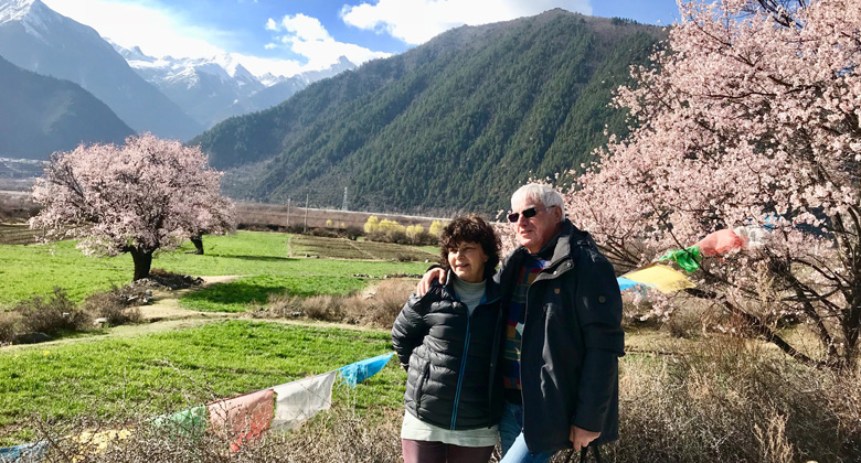 Reisende genie&szlig;en die Pfirsichbl&uuml;te in Nyingchi in Osttibet