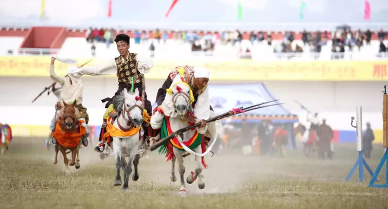 Khampa zeigen ihre Reitkunst in Chamdo in Osttibet