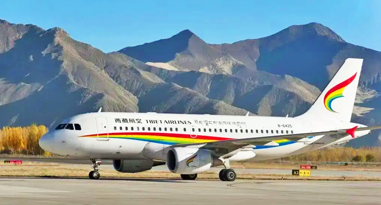Flugzeug der Tibet Airlines am Flughafen