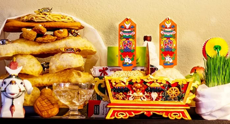 Reinige das Haus und schmücke es mit Chhemar und anderen Verzierungen für das Losar-Neujahr
