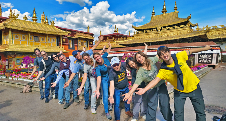 Reisegruppe vor dem Jokhang Tempel in Lhasa, Tibet