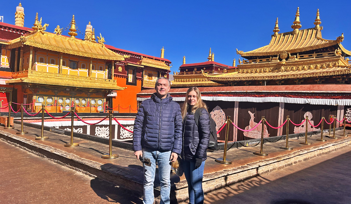 Reisender im Jokhang-Tempel in Lhasa