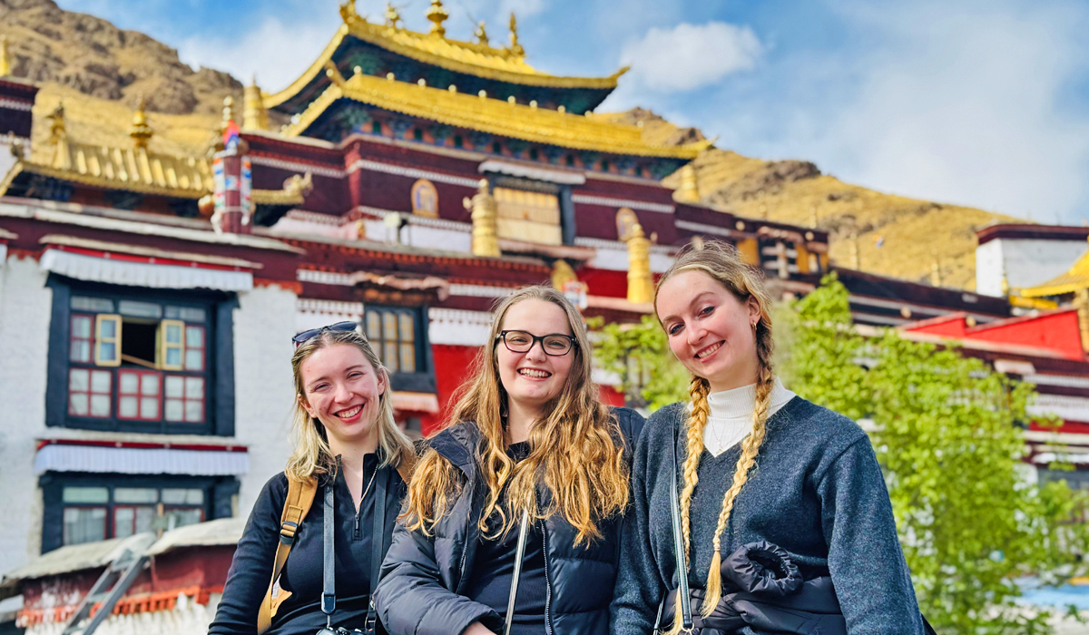 Reisende vor dem Jokhang-Tempel in Tibet