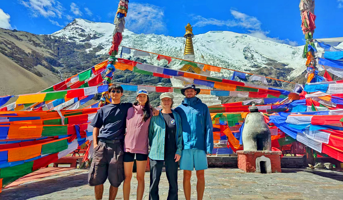 Internationale Reisegruppe am Everest-Basislager
