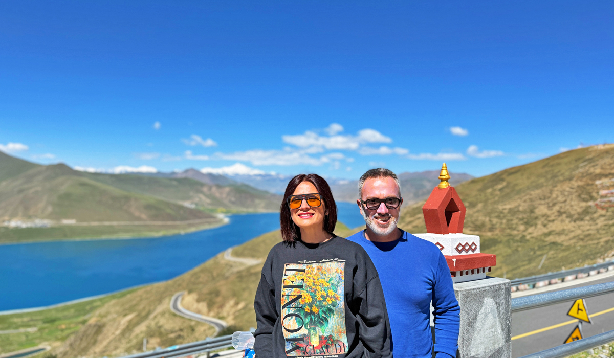 Tibet-Kleingruppenreise mit Gebetsfahnen im Himalaya