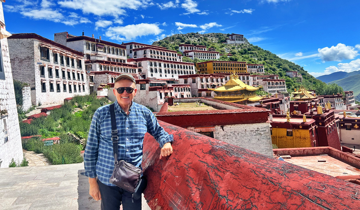 Reisende am Yamdrok-See in Tibet
