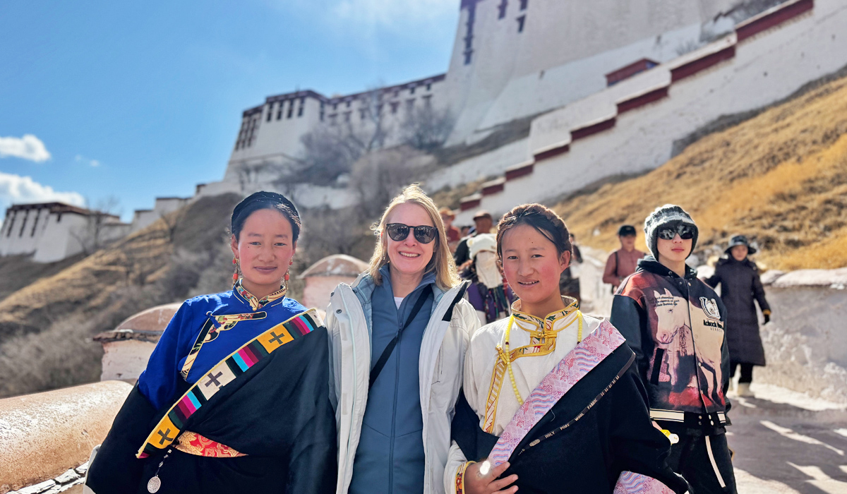 Gäste auf einer Tibet-Kleingruppenreise in Lhasa