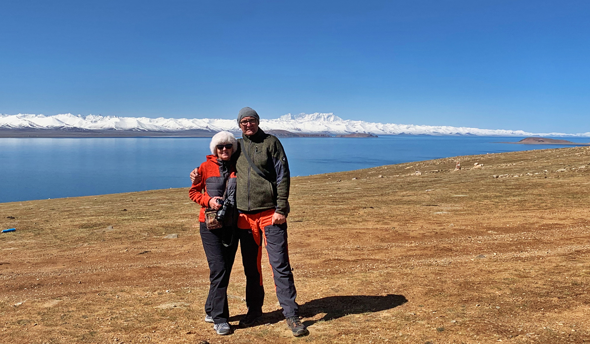 Reisender am Namtso-See in Tibet