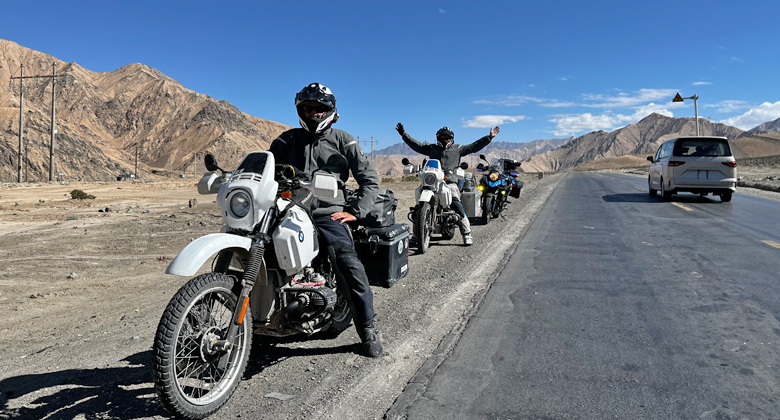 Motorradfahrer auf einer verschneiten Stra&szlig;e in Tibet
