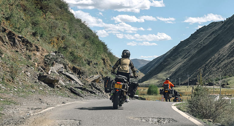 Kurvenreiche Bergstra&szlig;e der G318 zwischen Chengdu und Lhasa