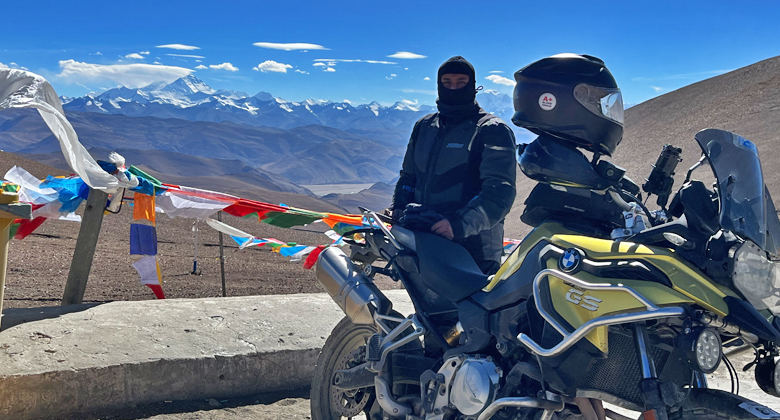 Motorradreisende mit ihren Motorr&auml;dern am Gawula-Pass in Tibet