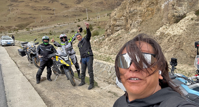 Motorradreisende in Tibet gemeinsam mit ihrem tibetischen Reiseleiter