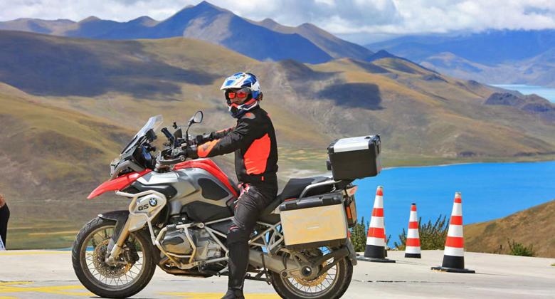 Motorradreisende am t&uuml;rkisblauen Yamdrok-See in Tibet