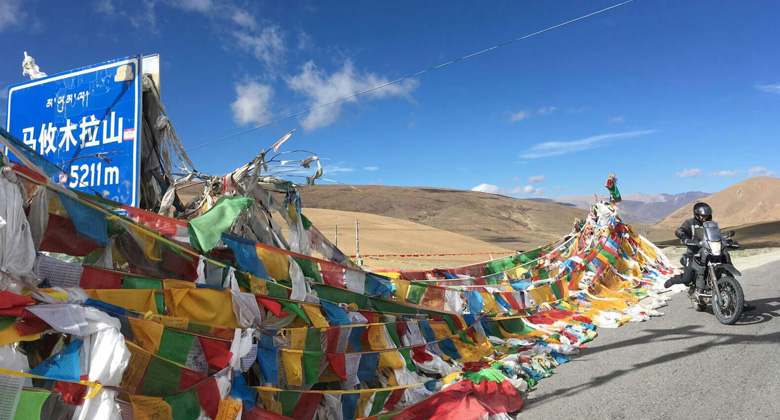 Motorradfahrt durch die Berglandschaft Tibets