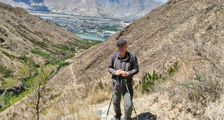 Unsere Reiseg&auml;ste genie&szlig;en bei der Ganden-Kora den weiten Blick auf das Lhasa-Tal