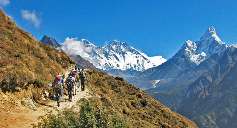 Klare Sicht auf schneebedeckte Himalaya-Berge beim Everest Base Camp Trek in Nepal im Oktober